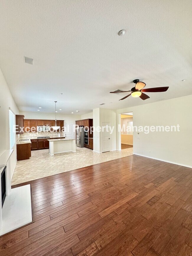 Building Photo - Beautiful 3 bedroom 3 bathroom single stor...