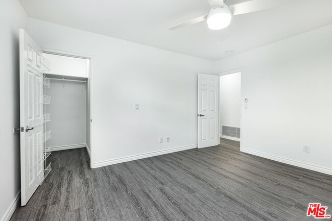 Building Photo - 8718 Rosewood Ave