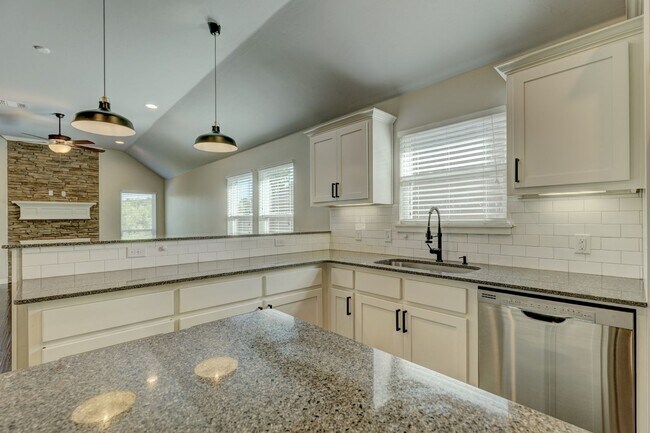 Building Photo - Desirable Home In Valencia Park!