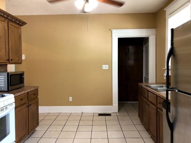 Building Photo - ROMANTIC DETAILS & a Cottage Feel! 3 Bedro...