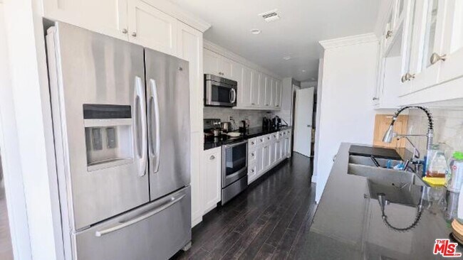 Building Photo - 412 N Palm Dr