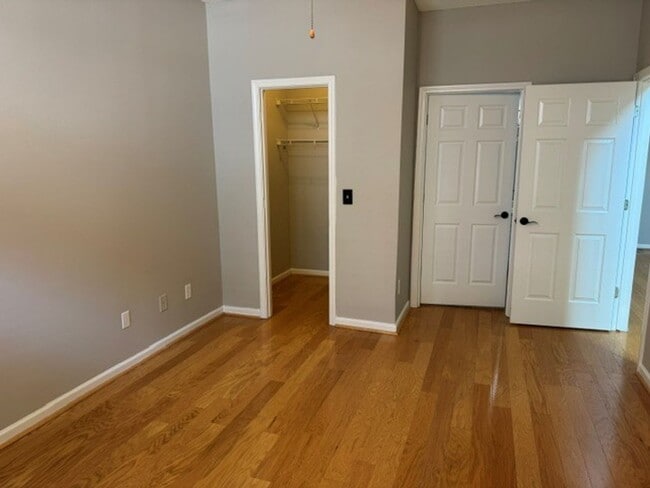 Building Photo - freshly paint 3 bed 2 bath townhome
