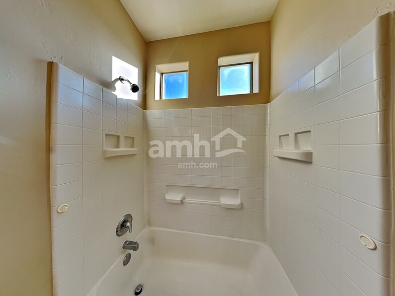 Building Photo - 7556 W Ranchers Dr