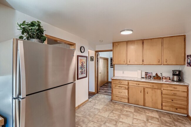 Building Photo - AVAILABLE NOW, LARGE YARD AND DETACHED 2 CAR GARAGE, UPDATED FLOORS AND BATH, $0 DEPOSIT OPTIONS!