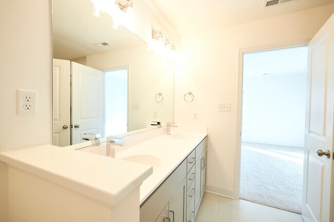 Building Photo - 13868 Randolph Pond Ln