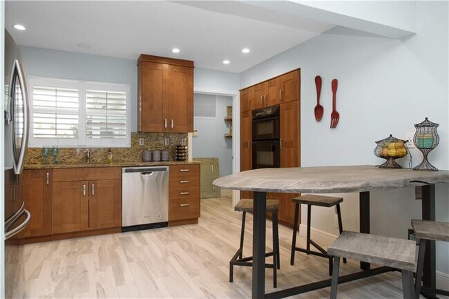 Building Photo - 850 W Camino Real