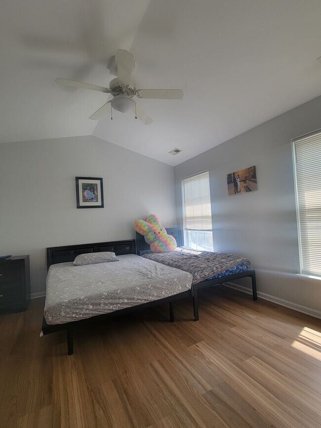 Building Photo - Beautifully Updated Townhouse in Sought-Af...