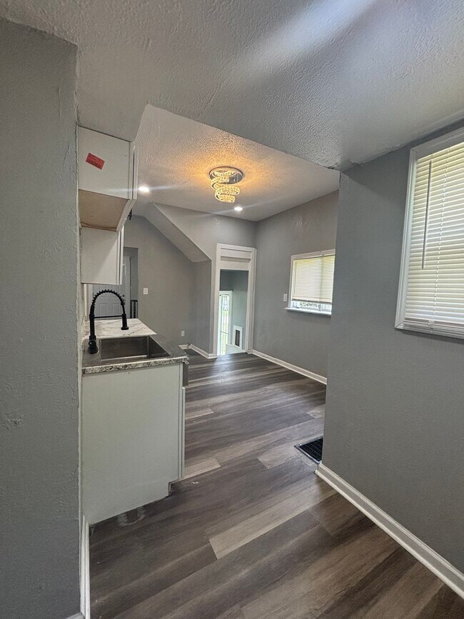 Building Photo - 13721 Beachwood Ave