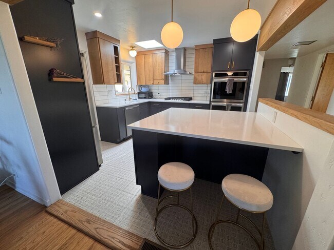 Building Photo - Beautiful home near UNM/CNM. 3 Bedroom 2 bath
