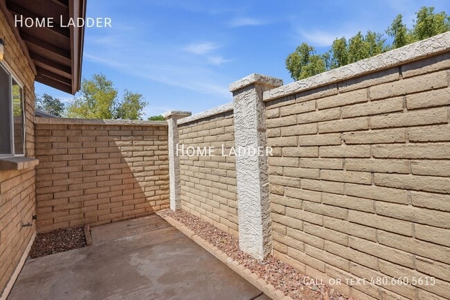 Building Photo - 1021 W Laguna Dr