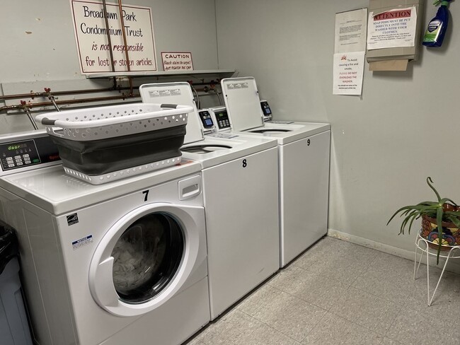 Building Photo - 44 Broadlawn Dr