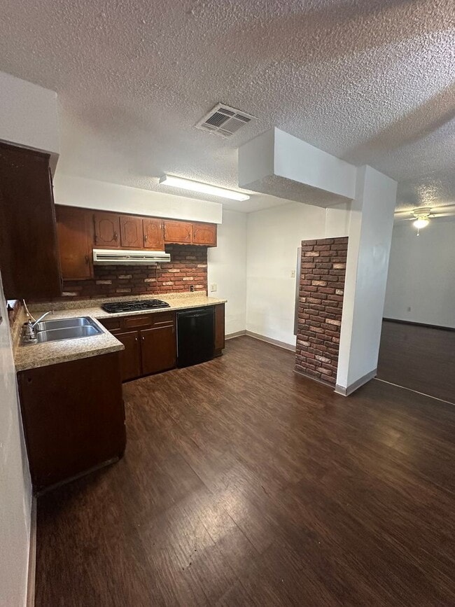 Building Photo - 4 Bed, 2 Bath, 2 dInng, 2 Living