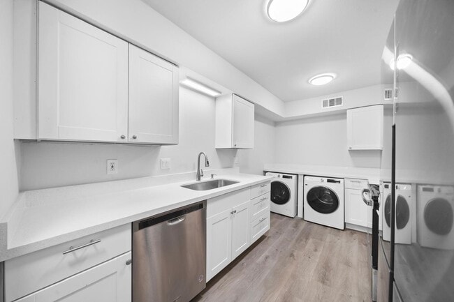 Building Photo - 353 N Post Oak Ln