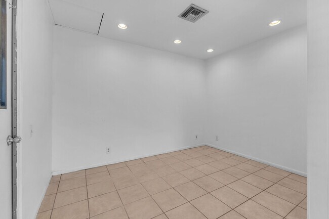 Building Photo - 53780 Avenida Diaz
