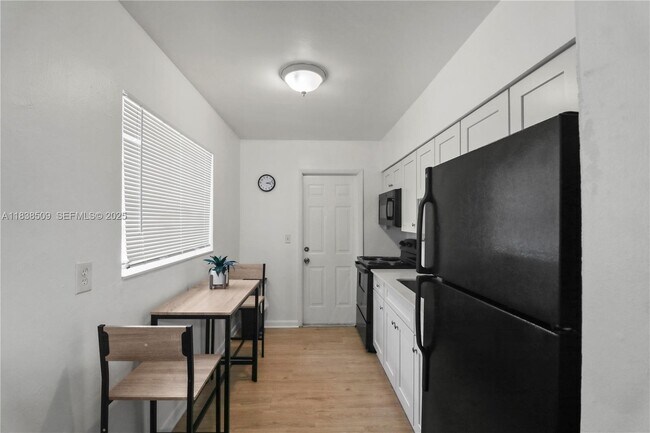 Building Photo - 717 SW 13th Ave