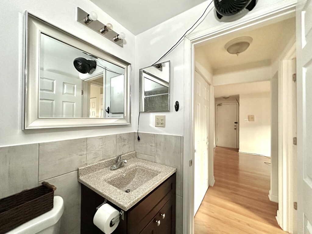 Building Photo - 3710 N Pine Grove Ave