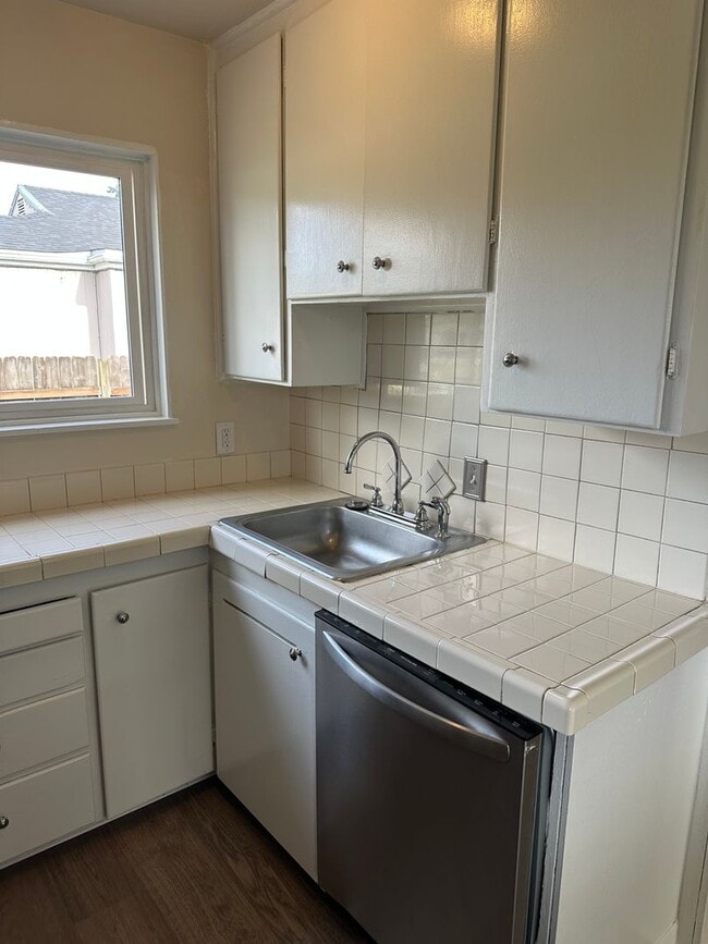 Building Photo - Charming 2 bed 1 bath house in a great nei...