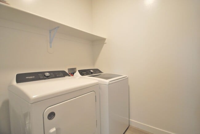 Building Photo - Modern 2 Bedroom Townhome with Amenities Included