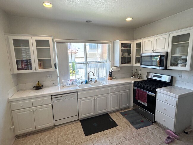 Building Photo - Lovely 3 Bed 2.5 Bath Home in Gated Community in Stanton