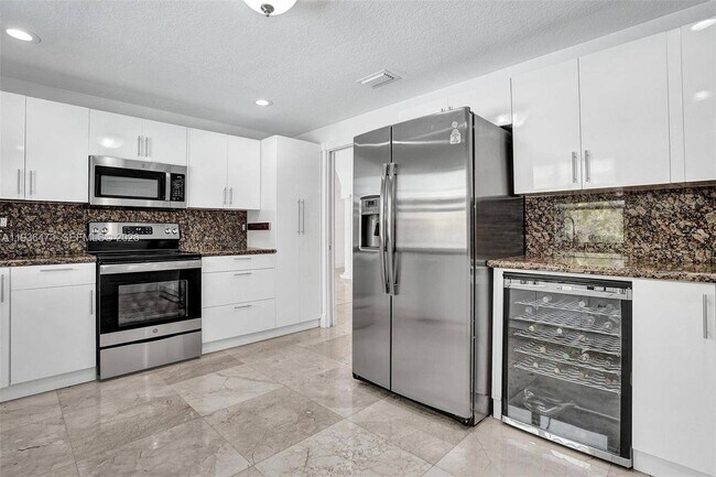 Building Photo - 13105 Biscayne Island Terrace