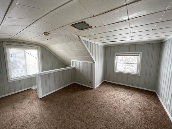 Building Photo - 3 bedroom Bungalow for lease in Eastpointe...