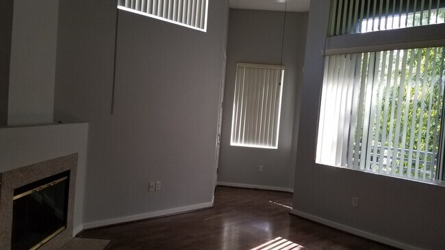 Building Photo - Luxury Gated Townhouse