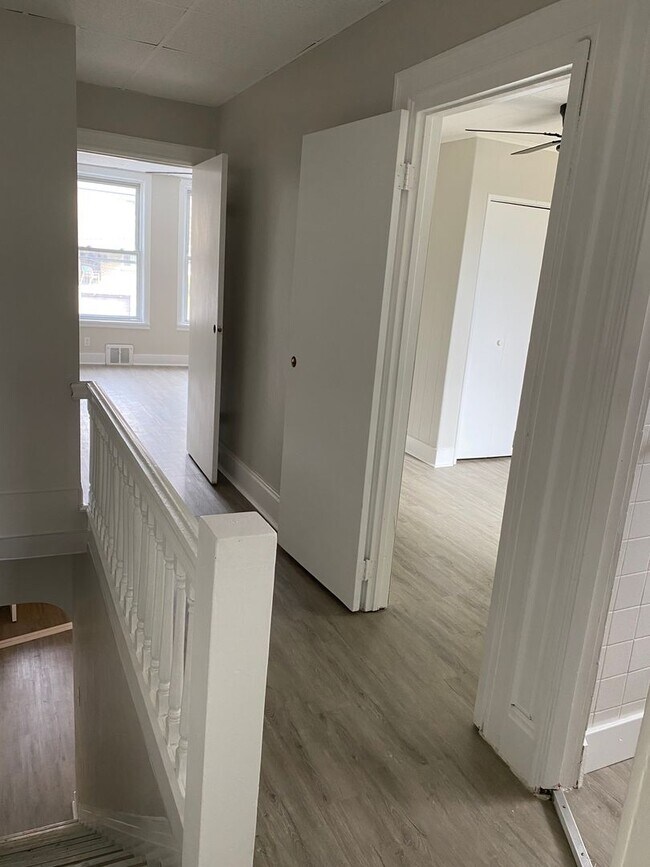 Building Photo - 2 Bedroom + Den, Updated Row House with Of...