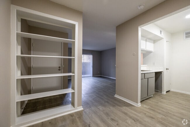 1BR, 1BA - 653SF - Yale - Living Room - 8950 Glencrest Management Co LLC