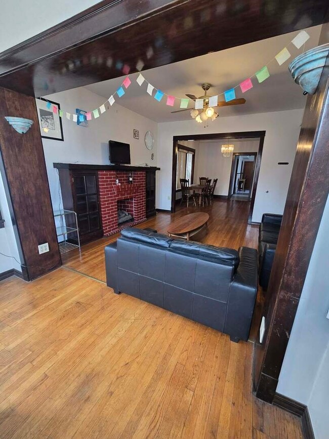 Building Photo - 5114 N Ashland Ave