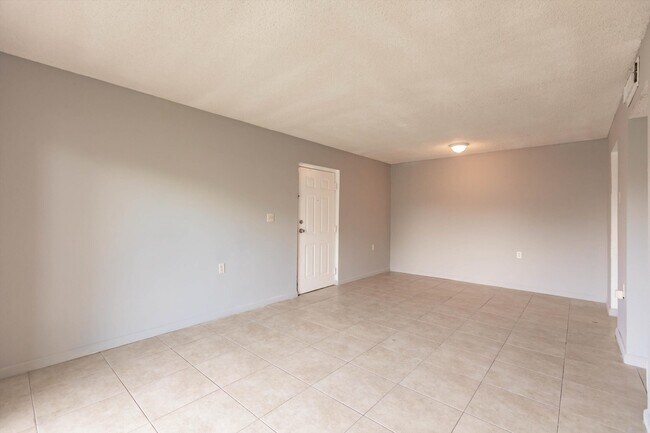 Building Photo - 1140 Lake Victoria Dr