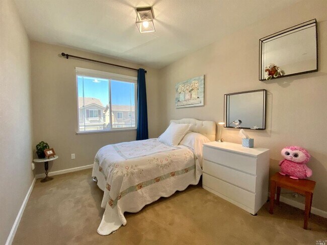 Building Photo - Living in Luxury in a Peaceful Setting