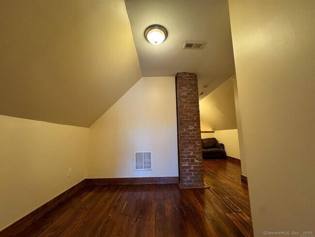 Building Photo - 455 Huntington St