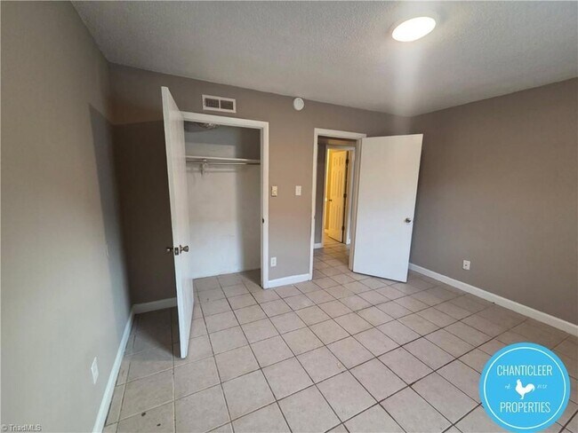 Building Photo - 305 Oakwood St