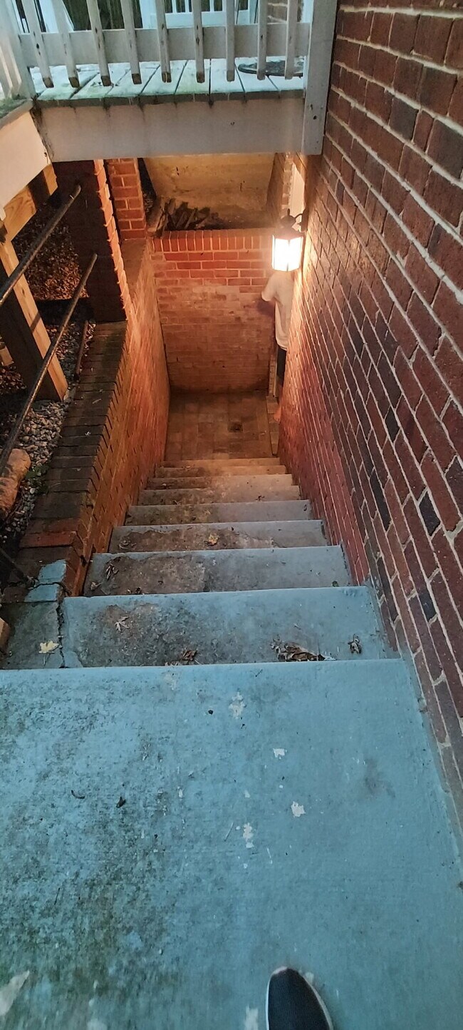 Building Photo - "Expansive 5-Bedroom Haven with Dual Kitch...
