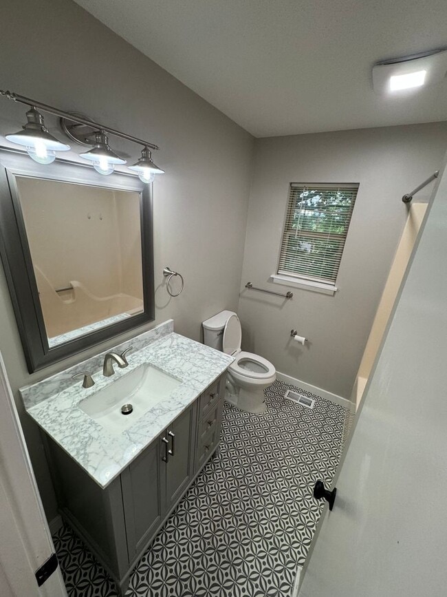 Building Photo - 2 Bed 1 Bath in Rossville w/ Huge Storage ...