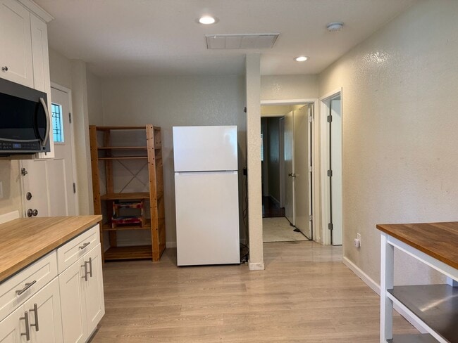 Building Photo - Great 4 Bedroom 3 Bathroom 2000 Sqft. Hous...