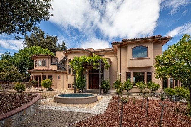 Building Photo - Amazing home, with incomparable views and privacy, but close in convenience!