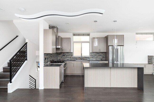 Building Photo - Bright 3 BR 2.5 BA Ballard Townhome