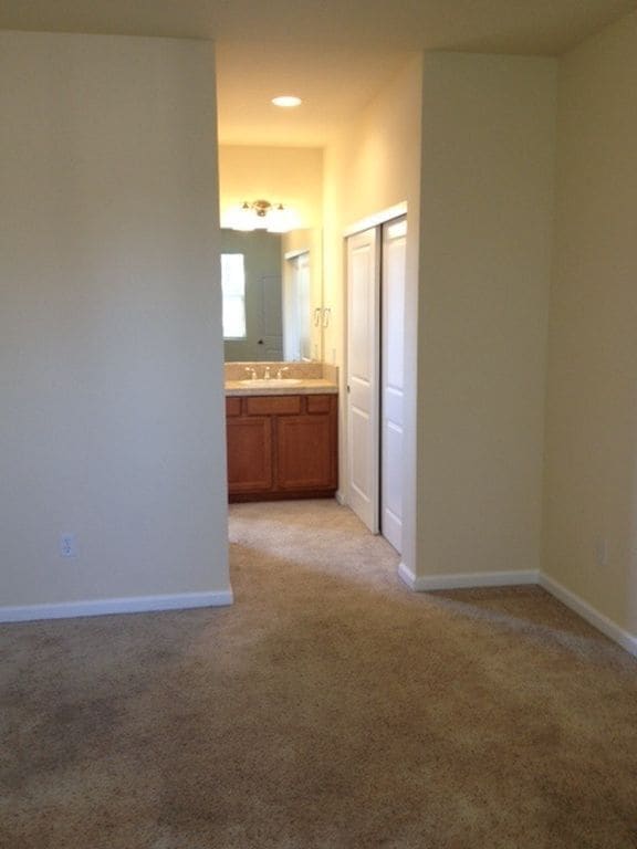 Building Photo - Great 3 bedroom/2.5 bath duplex w/2 car garage!