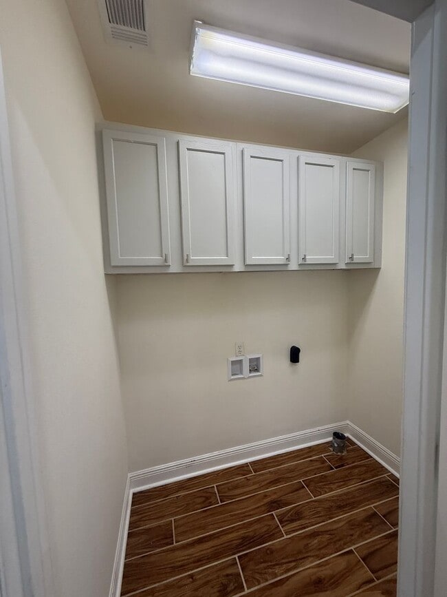 Building Photo - Updated Cottage Home in the Southdowns are...