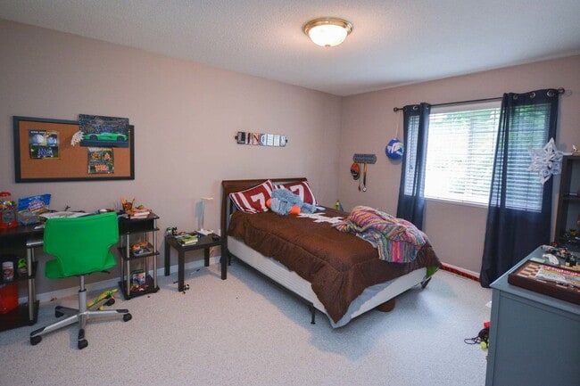 Building Photo - Private End-Unit Townhome with Walkout Basement