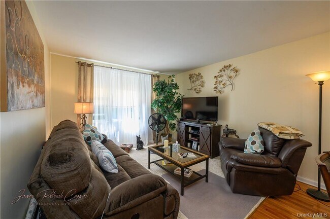 Building Photo - 5 Sadore Ln