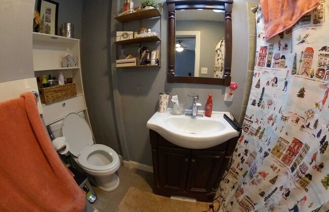 Building Photo - Close to Shopping Center + Granite Countertops + Shared Off-Street Parking! Available August 5th!