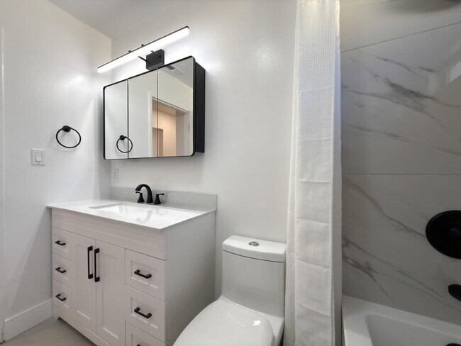 Building Photo - 15935 Paseo Largavista