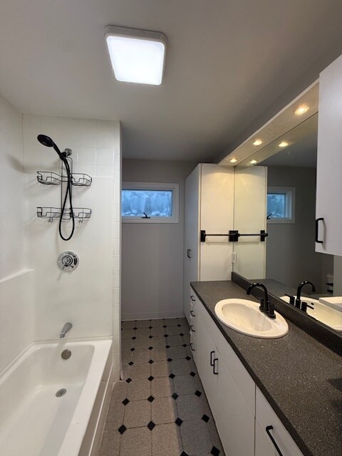 Bathroom - 52 Valley St