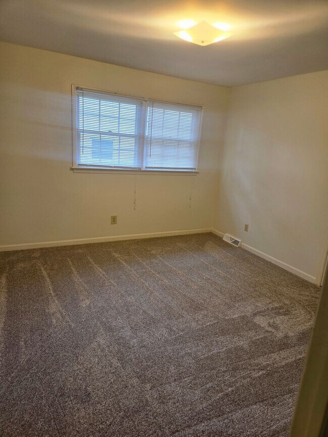 Building Photo - Lindley Park Rental!