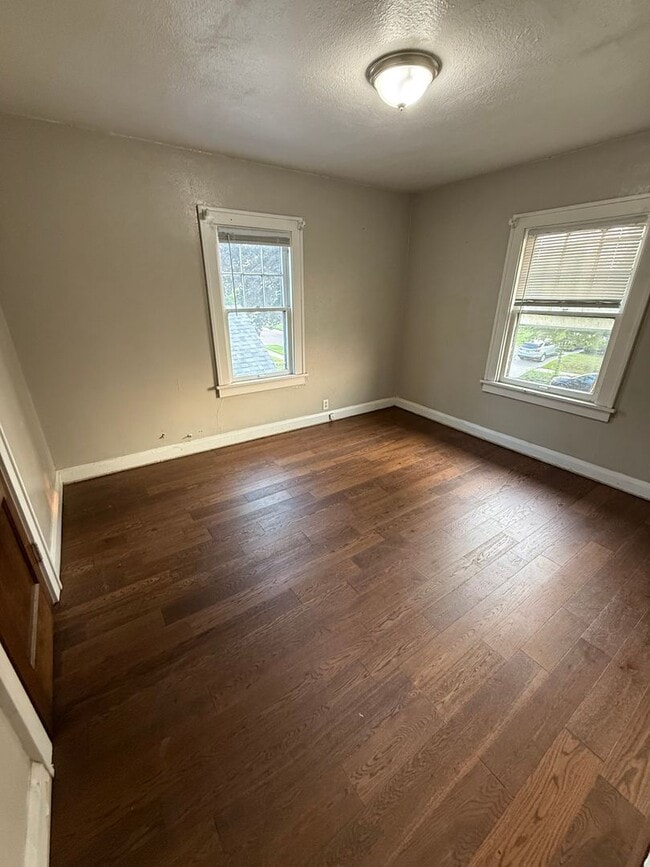 Building Photo - 3 bedroom 1.5 bath