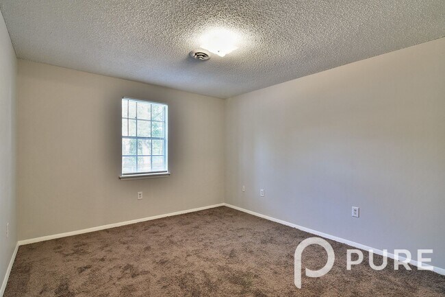 Building Photo - 2915 Chatsworth Rd