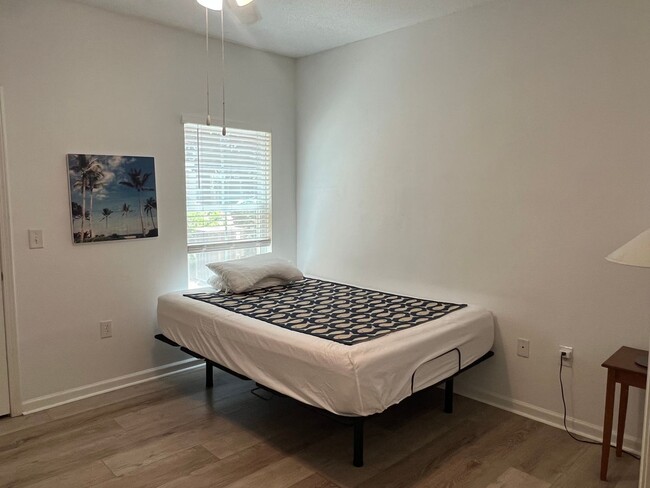 Building Photo - Unfurnished First Floor Condo w/ Garage!