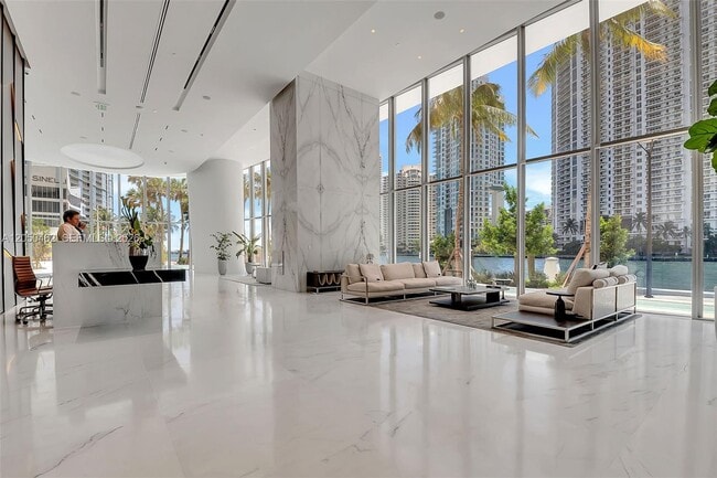 Building Photo - 300 Biscayne Blvd Way